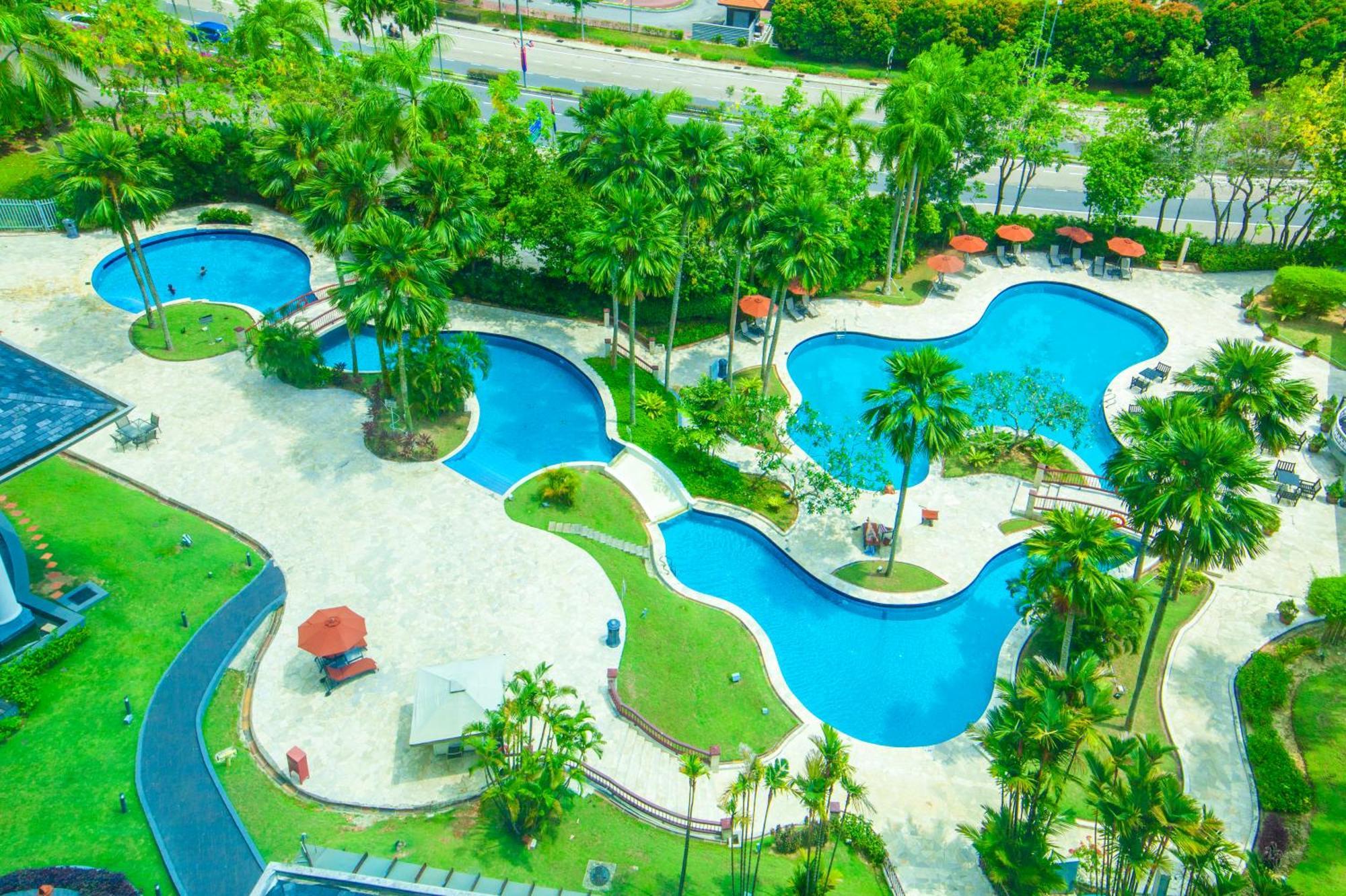 Thistle Johor Bahru Zewnętrze zdjęcie Aerial view of the pool