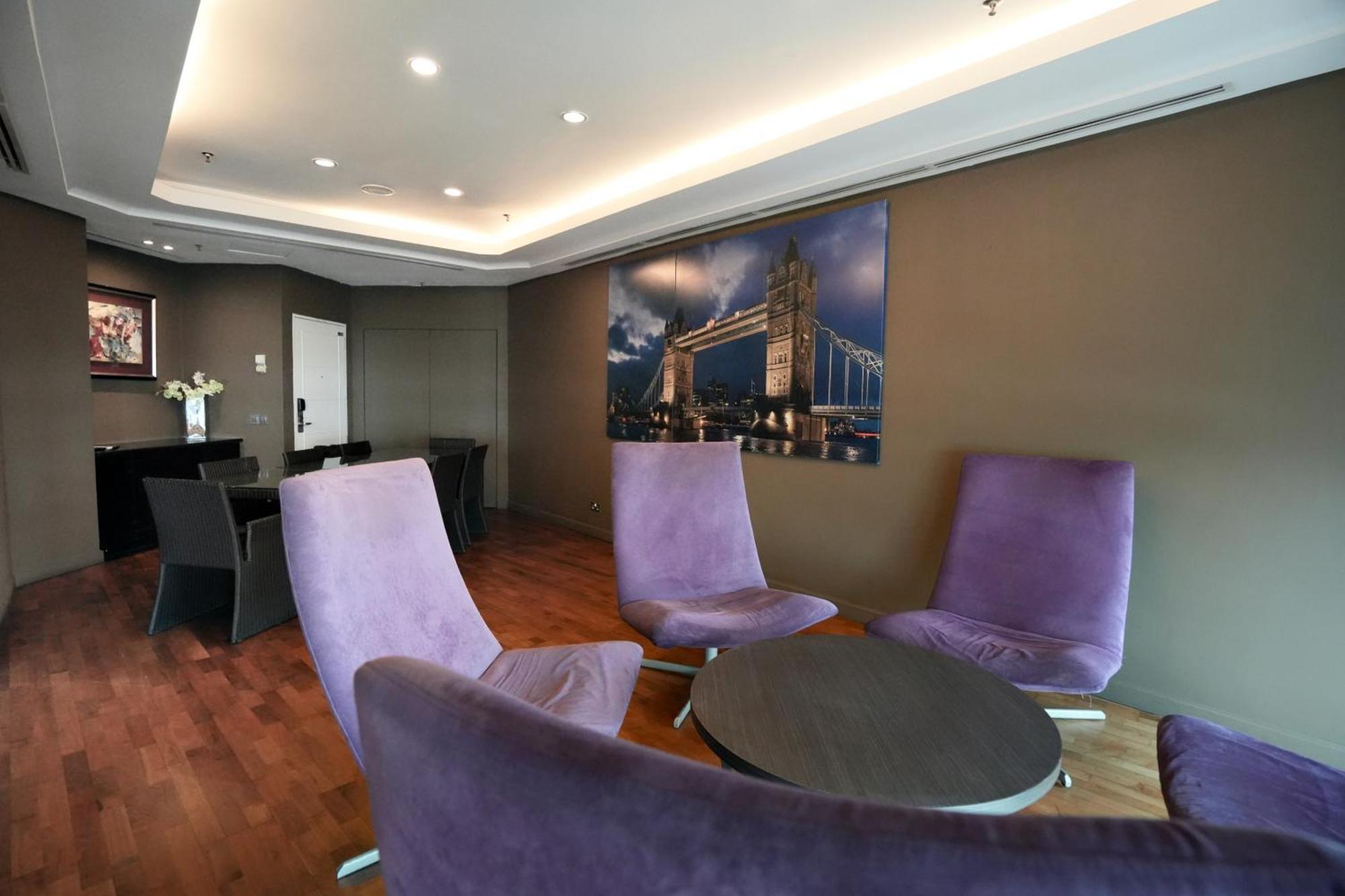 Thistle Johor Bahru Zewnętrze zdjęcie The interior of the lounge