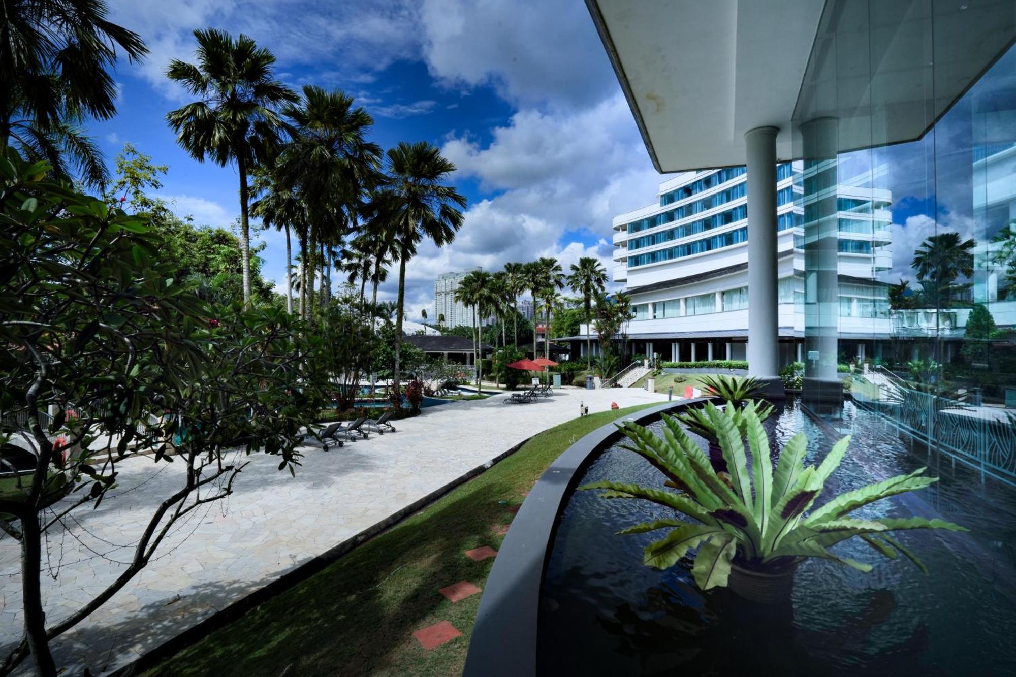 Thistle Johor Bahru Zewnętrze zdjęcie The hotel's main entrance