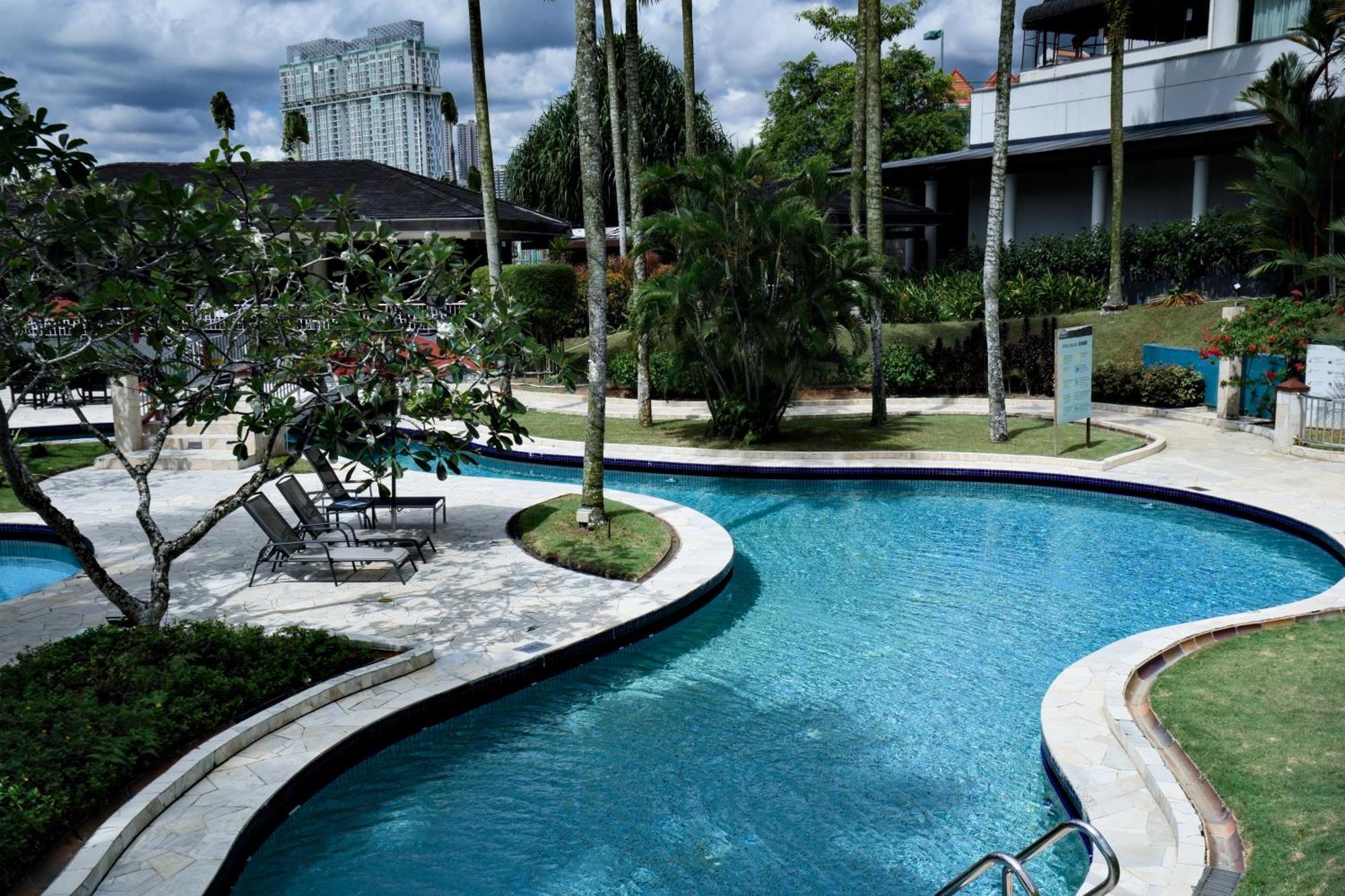 Thistle Johor Bahru Zewnętrze zdjęcie The pool at the resort