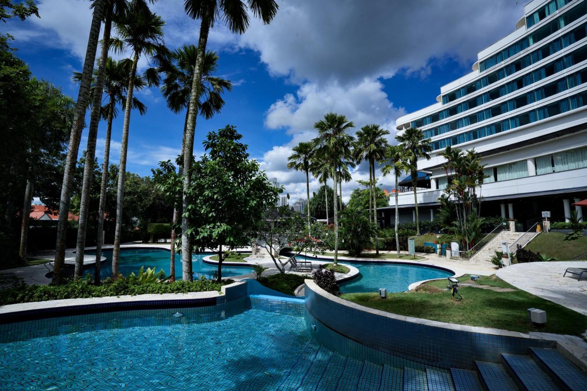 Thistle Johor Bahru Zewnętrze zdjęcie The pool at the hotel
