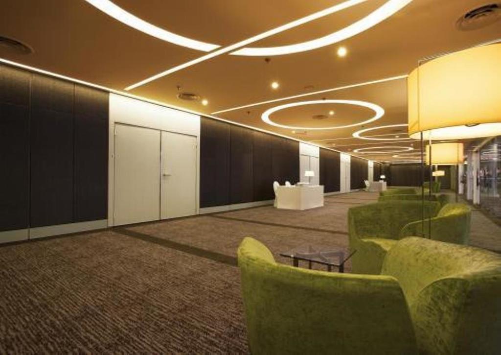 Thistle Johor Bahru Zewnętrze zdjęcie The interior of the hotel